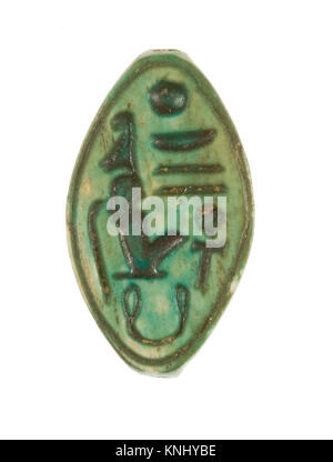 Ce cowroid porte l'inscription « Seigneur des deux terres Maatkarê », en référence à Hatshepsout, une reine égyptienne. L'artefact symbolise son autorité et son règne pendant la XVIIIe dynastie dans l'Égypte ancienne. Banque D'Images