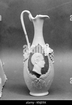 Photographie d'une aiguière en métal de haute qualité de la collection MET présentant des dessins complexes, un savoir-faire historique et une forme fonctionnelle, présentés dans une illustration de livre. Banque D'Images