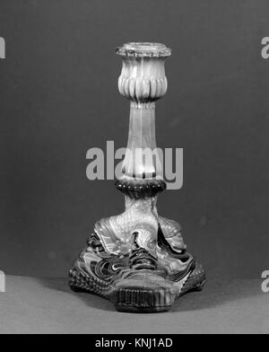 CHANDELIER MET 182280 1259, daté de 1880-1890, en verre de marbre violet pressé, représenté dans une illustration de livre comme objet décoratif. Banque D'Images