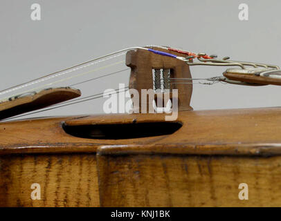 Un violon Hardanger dans la collection du Metropolitan Museum of Art, avec des motifs incrustés complexes. Cet instrument à cordes norvégien traditionnel est apprécié pour son son harmonique et représente un élément important du patrimoine culturel norvégien, de l'artisanat et de l'histoire musicale. Banque D'Images