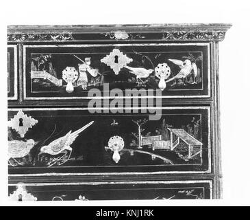 Commode haute MET 237938 en bois, avec plusieurs tiroirs, panneaux décoratifs et mobilier traditionnel du XVIIIe siècle dans la collection MET. Banque D'Images