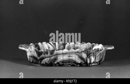 Un plat américain fabriqué par Challinor, Taylor and Company entre 1870 et 1890 à Tarentum, Pennsylvanie, fabriqué dans du verre de marbre violet pressé. Banque D'Images