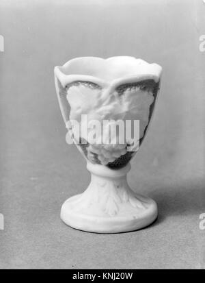 Egg Cup, 1830–70, américain, probablement fabriqué à Bennington, Vermont, États-Unis, médium : porcelaine parienne Banque D'Images
