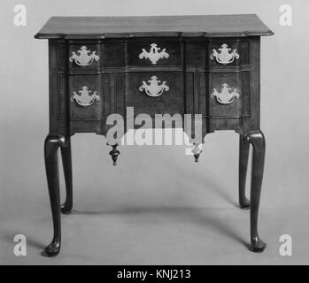 Cette coiffeuse américaine, fabriquée entre 1740 et 1760 dans le Massachusetts, est en acajou et pin blanc. Il mesure 76,8 x 83,8 x 47,9 cm. Banque D'Images