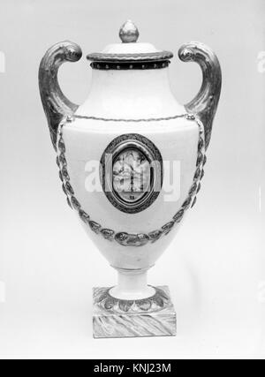 Un vase en porcelaine recouverte de Chine de 1785 à 1815, mettant en vedette un savoir-faire complexe et représentant la porcelaine de la dynastie Qing Banque D'Images