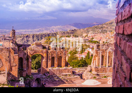 Vue depuis le théâtre grec de Taormina et de la ville territoire sicilien Banque D'Images