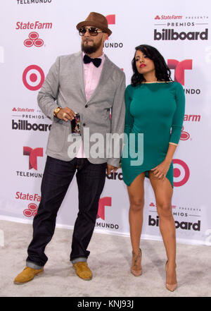 MIAMI, FLORIDE - 30 avril : Don Dinero & Luna Star assiste à la 2015 Billboard Latin Music Awards présenté par State Farm sur Telemundo de Bank United Center le 30 avril 2015 à Miami, Floride Personnes : Don Dinero & Luna Star Banque D'Images