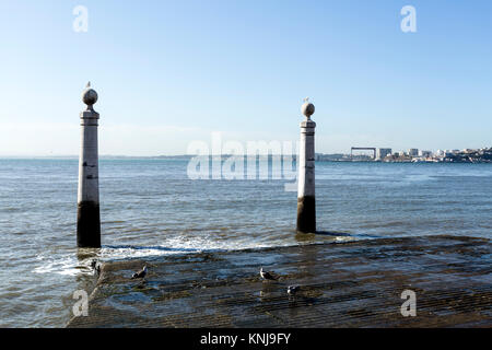 Les colonnes Pier (Cais das Colunas) est une belle pier avec un large escalier de marbre et deux hautes colonnes qui pendant des siècles a été l'entrée principale de t Banque D'Images