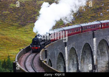 Le Poudlard Express train à vapeur passant sur le viaduc de Glenfinnan, Lochaber, Highland d'Écosse, Royaume-Uni Banque D'Images