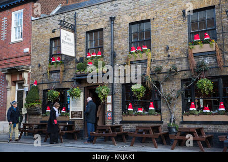 Windsor, Royaume-Uni. 8 Décembre, 2017. Santa hats comme décorations de Noël en dehors de la deux brasseries public house. Banque D'Images