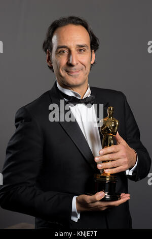 HOLLYWOOD, CA - le 22 février : Alexandre Desplat pose des coulisses avec l'Oscar® de la meilleure musique écrite pour le cinéma (Original score), pour travailler sur "The Grand Budapest Hotel" pendant la diffusion de l'ABC en direct 87e Oscars® au Dolby® Theatre à Hollywood, CA le Dimanche, Février 22, 2015. Banque D'Images