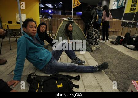 Hong Kong, Chine. Dec 11, 2017. Pro-démocratie des citoyens de Hong Kong ont participé à un camping et salon en protestation devant LEGICO Anti-Beijing bâtiment organisé par le législateur la nuit dernière à condamner les gouvernements de Hong Kong tentent de modifier les règles de procédure à LEGICO ce qui pourrait ouvrir la voie à la législation de l'article 23. 12-déc.2017 Hong Kong.ZUMA/Liau Chung Ren : Crédit Liau Chung Ren/ZUMA/Alamy Fil Live News Banque D'Images