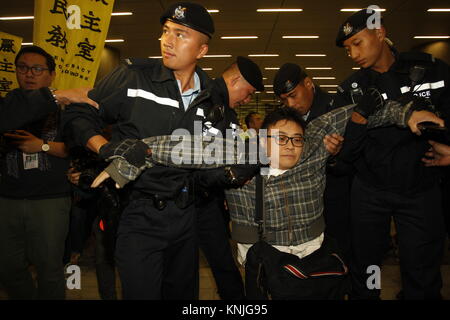 Hong Kong, Chine. Dec 12, 2017. Policiers retirer de force une manifestante qui résistent à l'emporter par après avoir organisé plusieurs heures de camping et salon en protestation devant LEGICO Anti-Beijing bâtiment organisé par les législateurs condamnant DE HONG KONG les gouvernements tentent de modifier l'article de procédures à LEGICO afin d'ouvrir la voie à un article controversé 23. 12-déc 2017. Hong Kong.ZUMA/Liau Chung Ren : Crédit Liau Chung Ren/ZUMA/Alamy Fil Live News Banque D'Images