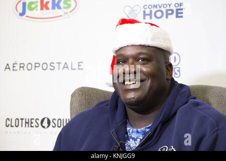 Stockbridge, GA, USA. Dec 11, 2017. Ancien joueur NBA et philanthrope Shaquille O'Neal Shaq" alias ''''"un''"Noël ''" distribué maison de vacances présente des étudiants défavorisés à Fairview elementary school 11 décembre.C'est la 15e année que Shaq''"un''"Claus a livré les cadeaux de Noël et de la joie aux enfants défavorisés à travers le pays. O'Neal's petite amie de longue date, le mode de vie de blogger et auteur Laticia Rolle, a joué le rôle du rôle de mère Noël. ''Rien n'est plus gratifiant que de faire un enfant de Noël lorsque leurs familles ont peut-être pas les moyens, '' dit Banque D'Images