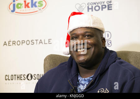 Stockbridge, GA, USA. Dec 11, 2017. Ancien joueur NBA et philanthrope Shaquille O'Neal Shaq" alias ''''"un''"Noël ''" distribué maison de vacances présente des étudiants défavorisés à Fairview elementary school 11 décembre.C'est la 15e année que Shaq''"un''"Claus a livré les cadeaux de Noël et de la joie aux enfants défavorisés à travers le pays. O'Neal's petite amie de longue date, le mode de vie de blogger et auteur Laticia Rolle, a joué le rôle du rôle de mère Noël. ''Rien n'est plus gratifiant que de faire un enfant de Noël lorsque leurs familles ont peut-être pas les moyens, '' dit Banque D'Images