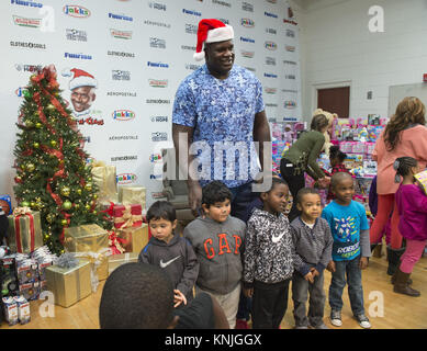 Stockbridge, GA, USA. Dec 11, 2017. Ancien joueur NBA et philanthrope Shaquille O'Neal Shaq" alias ''''"un''"Noël ''" distribué maison de vacances présente des étudiants défavorisés à Fairview elementary school 11 décembre.C'est la 15e année que Shaq''"un''"Claus a livré les cadeaux de Noël et de la joie aux enfants défavorisés à travers le pays. O'Neal's petite amie de longue date, le mode de vie de blogger et auteur Laticia Rolle, a joué le rôle du rôle de mère Noël. ''Rien n'est plus gratifiant que de faire un enfant de Noël lorsque leurs familles ont peut-être pas les moyens, '' dit Banque D'Images