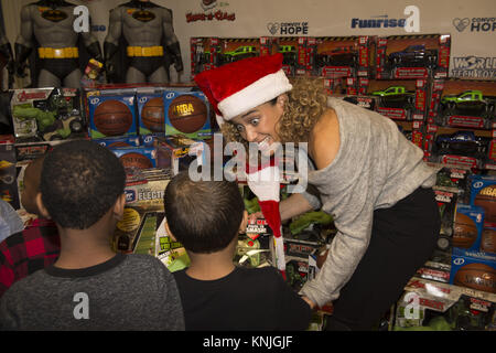 Stockbridge, GA, USA. Dec 11, 2017. Ancien joueur NBA et philanthrope Shaquille O'Neal Shaq" alias ''''"un''"Noël ''" distribué maison de vacances présente des étudiants défavorisés à Fairview elementary school 11 décembre.C'est la 15e année que Shaq''"un''"Claus a livré les cadeaux de Noël et de la joie aux enfants défavorisés à travers le pays. O'Neal's petite amie de longue date, le mode de vie de blogger et auteur Laticia Rolle, a joué le rôle du rôle de mère Noël. ''Rien n'est plus gratifiant que de faire un enfant de Noël lorsque leurs familles ont peut-être pas les moyens, '' dit Banque D'Images