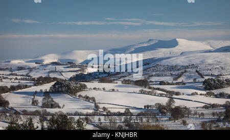 La tour de Paxton. UK. 11 Décembre, 2017. Recherche à travers le parc national de Brecon Beacons vers les sommets du massif du Pen Y Fan. Le Pays de Galles. Credit : Drew Buckley/Alamy Live News Banque D'Images