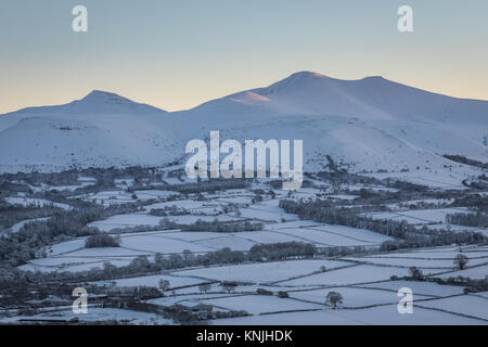 La tour de Paxton. UK. 11 Décembre, 2017. La recherche à travers un couvert de neige landsape au coucher du soleil, vers Pen Y Fan mountain à partir de Pen y Crug hill fort. Parc national de Brecon Beacons, le Pays de Galles. Credit : Drew Buckley/Alamy Live News Banque D'Images