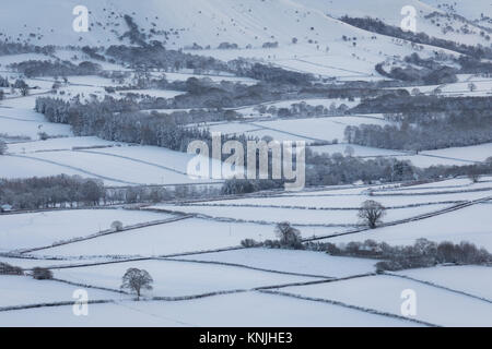 La tour de Paxton. UK. 11 Décembre, 2017. La recherche à travers la campagne enneigée. Parc national de Brecon Beacons, le Pays de Galles. Credit : Drew Buckley/Alamy Live News Banque D'Images