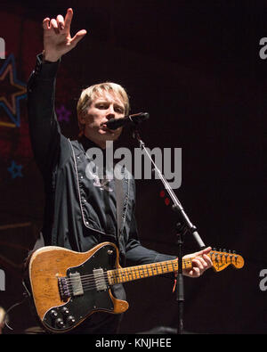 Inglewood, Californie, USA. Déc 10, 2017. ALEX Kapranos de Franz Ferdinand au cours de la 2017 106.7 KROQ Acoustic près de Noël au Forum à Inglewood, Californie Crédit : Daniel DeSlover/ZUMA/Alamy Fil Live News Banque D'Images