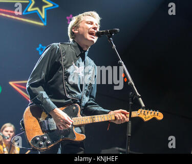 Inglewood, Californie, USA. Déc 10, 2017. ALEX Kapranos de Franz Ferdinand au cours de la 2017 106.7 KROQ Acoustic près de Noël au Forum à Inglewood, Californie Crédit : Daniel DeSlover/ZUMA/Alamy Fil Live News Banque D'Images