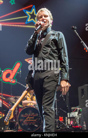 Inglewood, Californie, USA. Déc 10, 2017. ALEX Kapranos de Franz Ferdinand au cours de la 2017 106.7 KROQ Acoustic près de Noël au Forum à Inglewood, Californie Crédit : Daniel DeSlover/ZUMA/Alamy Fil Live News Banque D'Images