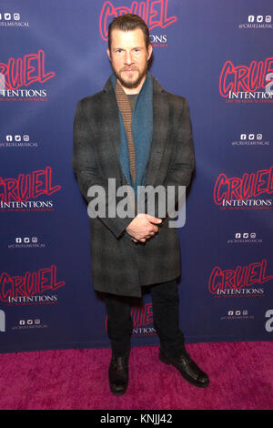 New York, NY - 11 décembre 2017 : Eric Mabius assiste à la soirée d'ouverture de cruels Intentions musical au poisson rouge (le) Banque D'Images