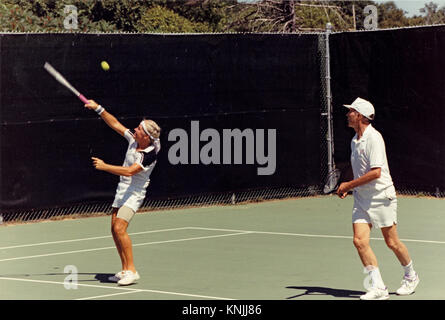 Kennebunkport, Maine, USA. 8e août, 1991. Le président des États-Unis George H. W. Bush, la droite, joue au tennis à ses vacances d'été accueil à Kennebunkport, Maine le 8 août 1991.Crédit obligatoire : David Valdez/White House via CNP Crédit : David Valdez/CNP/ZUMA/Alamy Fil Live News Banque D'Images