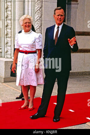 Houston, Texas, USA. 8 juillet, 1990. Le président des États-Unis George H. W. Bush et la première Dame Barbara Bush attendent l'arrivée des dirigeants du monde à la 1990 Sommet économique des pays industrialisés à Houston, Texas, le 8 juillet 1990. crédit : Ron Sachs/CNP Crédit : Ron Sachs/CNP/ZUMA/Alamy Fil Live News Banque D'Images