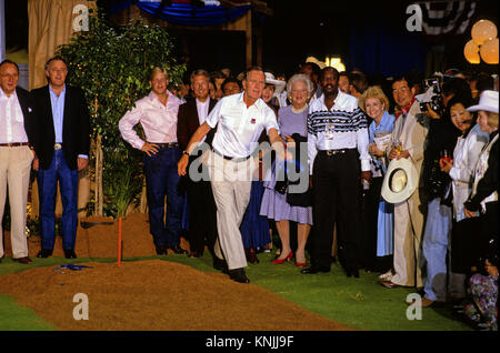 Houston, Texas, USA. 8 juillet, 1990. Le président des États-Unis George H. W. Bush joue de fers avec Toshiki Kaifu, Premier Ministre du Japon, le premier ministre Brian Mulroney de Canada et Denis Thatcher, mari de Margaret Thatcher, premier ministre de Grande-Bretagne avant le Sommet économique de Houston, Texas le dimanche, Juillet 8, 1990. First Lady Barbara Bush cherche sur.Credit : Ron Sachs/CNP Crédit : Ron Sachs/CNP/ZUMA/Alamy Fil Live News Banque D'Images