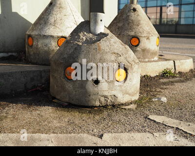 Berlin, Allemagne. Mar 26, 2016. Un bloc de béton avec deux points qui crée la forme d'un visage, photographié à Berlin, Allemagne, 26 mars 2016. Credit : Wolfram Steinberg/dpa/Alamy Live News Banque D'Images