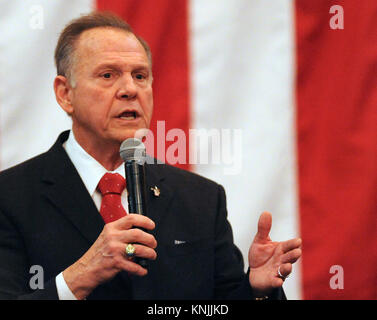 11 décembre 2017 - Midland City, Alabama, United States - Juge Roy Moore prend la parole à un rassemblement électoral le 11 décembre 2017 à l'activité de la Jordanie à Midland City, grange Kentucky un jour avant une élection pour un siège au Sénat des États-Unis. En dépit des allégations que Moore poursuivi adolescentes quand il était dans la trentaine, des sondages montrent Moore devant son adversaire démocrate, Doug Jones. (Paul Hennessy/Alamy) Banque D'Images