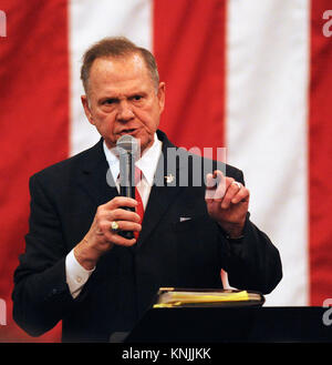 11 décembre 2017 - Midland City, Alabama, United States - Juge Roy Moore prend la parole à un rassemblement électoral le 11 décembre 2017 à l'activité de la Jordanie à Midland City, grange Kentucky un jour avant une élection pour un siège au Sénat des États-Unis. En dépit des allégations que Moore poursuivi adolescentes quand il était dans la trentaine, des sondages montrent Moore devant son adversaire démocrate, Doug Jones. (Paul Hennessy/Alamy) Banque D'Images