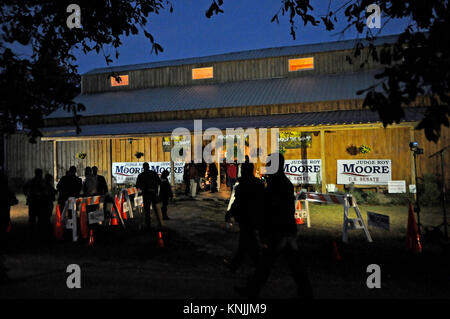 11 décembre 2017 - Midland City, Alabama, United States - Les gens arrivent à un juge Roy Moore rassemblement électoral le 11 décembre 2017 à l'activité de la Jordanie à Midland City, grange Kentucky un jour avant une élection pour un siège au Sénat des États-Unis. En dépit des allégations que Moore poursuivi adolescentes quand il était dans la trentaine, des sondages montrent Moore devant son adversaire démocrate, Doug Jones. (Paul Hennessy/Alamy) Banque D'Images