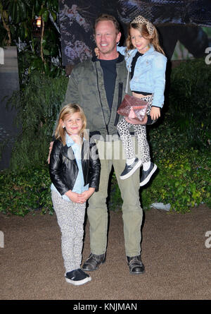 Hollywood, Etats-Unis. Dec 11, 2017. (L-R) Mia Loren Ziering, l'acteur Ian Ziering et Penna Mae Ziering assister à la première de Columbia Pictures' 'Jumanji : Bienvenue dans la jungle" au théâtre chinois de Grauman le 11 décembre 2017 à Hollywood, Californie. Credit : Barry King/Alamy Live News Banque D'Images