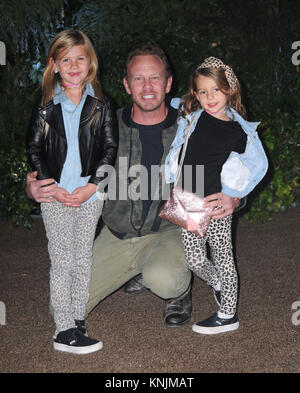 Hollywood, Etats-Unis. Dec 11, 2017. (L-R) Mia Loren Ziering, l'acteur Ian Ziering et Penna Mae Ziering assister à la première de Columbia Pictures' 'Jumanji : Bienvenue dans la jungle" au théâtre chinois de Grauman le 11 décembre 2017 à Hollywood, Californie. Credit : Barry King/Alamy Live News Banque D'Images