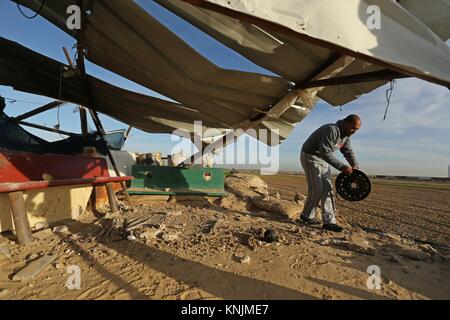 Khan Younis, dans la bande de Gaza, territoire palestinien. Dec 12, 2017. Un Palestinien inspecte un militant cible qui a été touché dans un raid aérien israélien dans le sud de la bande de Gaza le 12 décembre 2017 Crédit : Ashraf Amra/APA/Images/fil ZUMA Alamy Live News Banque D'Images