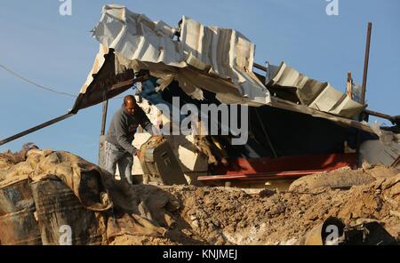 Khan Younis, dans la bande de Gaza, territoire palestinien. Dec 12, 2017. Un Palestinien inspecte un militant cible qui a été touché dans un raid aérien israélien dans le sud de la bande de Gaza le 12 décembre 2017 Crédit : Ashraf Amra/APA/Images/fil ZUMA Alamy Live News Banque D'Images