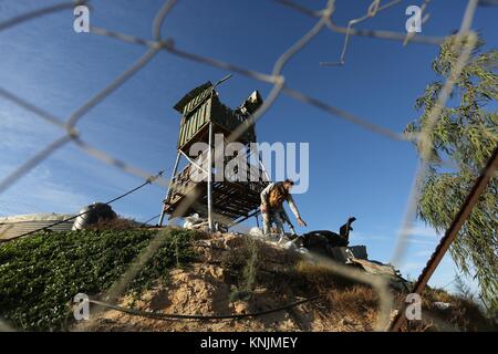 Khan Younis, dans la bande de Gaza, territoire palestinien. Dec 12, 2017. Un Palestinien inspecte un militant cible qui a été touché dans un raid aérien israélien dans le sud de la bande de Gaza le 12 décembre 2017 Crédit : Ashraf Amra/APA/Images/fil ZUMA Alamy Live News Banque D'Images