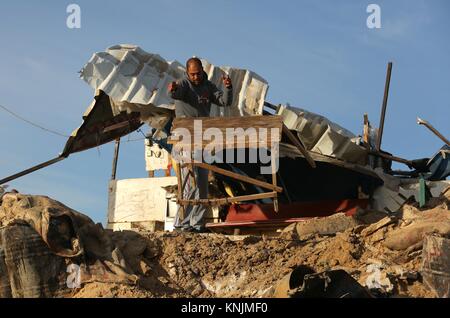 Khan Younis, dans la bande de Gaza, territoire palestinien. Dec 12, 2017. Un Palestinien inspecte un militant cible qui a été touché dans un raid aérien israélien dans le sud de la bande de Gaza le 12 décembre 2017 Crédit : Ashraf Amra/APA/Images/fil ZUMA Alamy Live News Banque D'Images