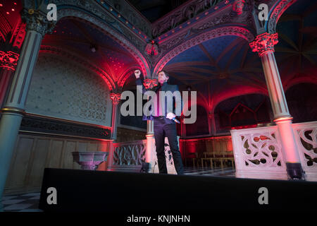 Stuttgart, Allemagne. Dec 11, 2017. Felix Martin comme archidiacre Frollo chante au cours d'une conférence de presse au Palais de l'Église à l'ancien palais à Stuttgart, Allemagne, 11 décembre 2017. La comédie musicale "Notre-Dame de Paris" va voir sa première au théâtre Apollo, le 18 février 2018. Credit : Marijan Murat/dpa/Alamy Live News Banque D'Images