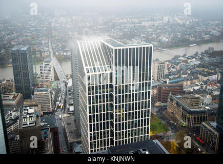 Frankfurt am Main, Allemagne. 27 Nov, 2017. La Taunus tower à Frankfurt am Main, Allemagne, 27 novembre 2017. La plus grande banque américaine prévoit de faire dans le centre de Francfort de l'avion. L'espace de bureau supplémentaire a déjà été loué - JP Morgan n'a pas encore d'expliquer leurs plans possibles. Crédit : Andreas Arnold/dpa/Alamy Live News Banque D'Images