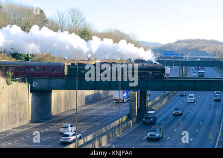 Merstham, UK. Dec 12, 2017. 'La Belle Sussex Noël' BR British Rail Britannia Classe 7MT 4-6-0 N° 70013 'Oliver Cromwell' la vitesse de la Locomotive à vapeur à travers les huit lane autoroute M25 à Merstham à Surrey, en route à Eastbourne, 1151h Le mardi 12 décembre 2017. Crédit photo : Lindsay : Le gendarme/Alamy Live News Banque D'Images