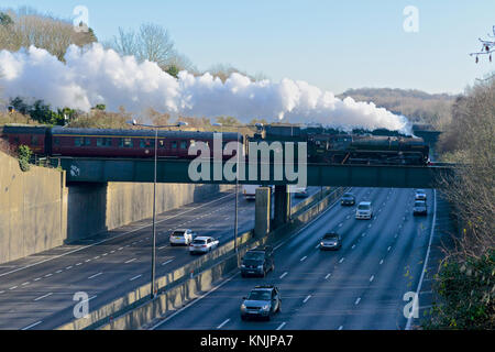 Merstham, UK. Dec 12, 2017. 'La Belle Sussex Noël' BR British Rail Britannia Classe 7MT 4-6-0 N° 70013 'Oliver Cromwell' la vitesse de la Locomotive à vapeur à travers les huit lane autoroute M25 à Merstham à Surrey, en route à Eastbourne, 1151h Le mardi 12 décembre 2017. Crédit photo : Lindsay : Le gendarme/Alamy Live News Banque D'Images