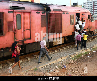 Colombo, Sri Lanka. Dec 12, 2017. Les passagers sri-lankais d'essayer un trouver un endroit à l'intérieur du moteur à la gare Bambalapitiya pendant une grève des chemins de fer à Colombo Sri Lanka le 12 décembre 2017 Crédit : Lahiru Harshana/Alamy Live News Banque D'Images