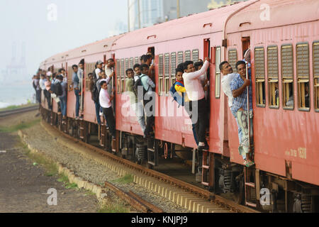 Colombo, Sri Lanka. Dec 12, 2017. Les passagers sri-lankais d'essayer un accrocher sur le train à la gare Bambalapitiya pendant une grève des chemins de fer à Colombo Sri Lanka le 12 décembre 2017 Crédit : Lahiru Harshana/Alamy Live News Banque D'Images