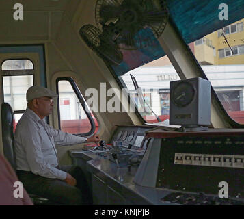 Colombo, Sri Lanka. Dec 12, 2017. Sri Lanka les lecteurs de conducteur de train un train pendant une grève des chemins de fer à Colombo Sri Lanka le 12 décembre 2017 Crédit : Lahiru Harshana/Alamy Live News Banque D'Images