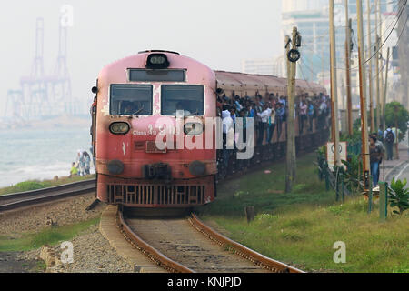 Colombo, Sri Lanka. Dec 12, 2017. Les passagers sri-lankais d'essayer un accrocher sur le train à la gare Bambalapitiya pendant une grève des chemins de fer à Colombo Sri Lanka le 12 décembre 2017 Crédit : Lahiru Harshana/Alamy Live News Banque D'Images