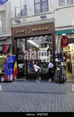 Bruxelles, Belgique. 23 Juin, 2017. Un Euro House boutique de souvenirs sur la Rue de la Colline, qui est représenté sur 23.06.2017 dans la vieille ville de la capitale belge Bruxelles. - Pas de service de fil - Crédit : Sascha Steinach/dpa-Zentralbild/dpa | dans le monde d'utilisation/dpa/Alamy Live News Banque D'Images